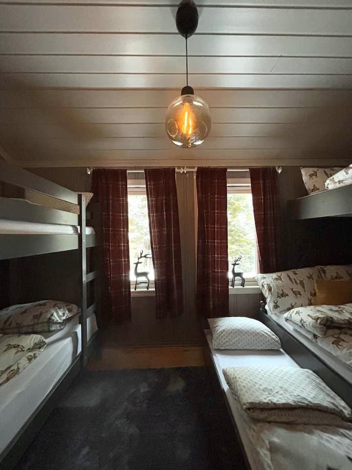 Dormitorio n .º 4. Dos literas y posibilidad de una cama individual adicional. En total 5-6 camas en esta habitación. 