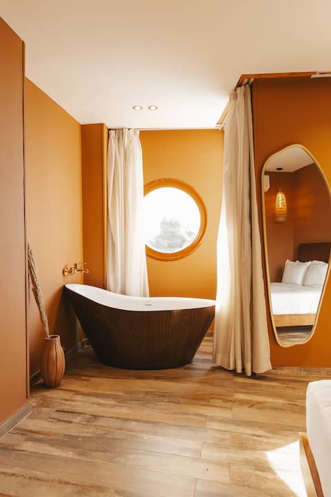 Aswan Room With Bathtub Pyramids View