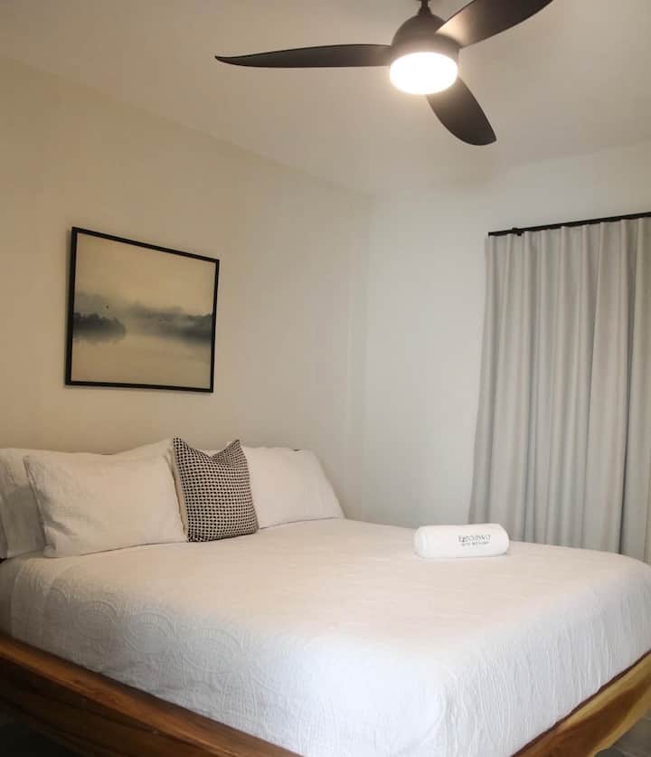 ห้องพักเรียบง่ายพร้อมห้องน้ำเต็มรูปแบบ เตียงควีนไซส์สำหรับ 2 คนพร้อมอาหารเช้า 75 ดอลลาร์สหรัฐ