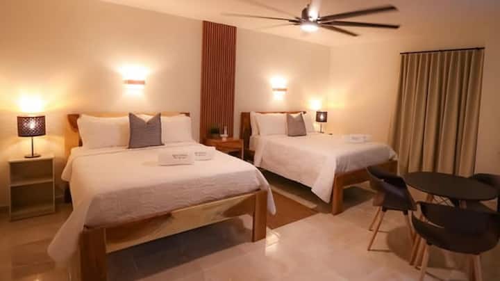 ห้องดับเบิ้ลสำหรับ 2 หรือ 4 คนพร้อมเตียงคิงไซส์และสมาร์ททีวี รวมอาหารเช้า หากคุณต้องการหนึ่งในห้องพักเหล่านี้ เพียงระบุว่ามีผู้เข้าพักสี่คน และจะอัพเดทราคา หรือแจ้งให้เจ้าของที่พักทราบว่าคุณต้องการห้องนี้ หากจำเป็น