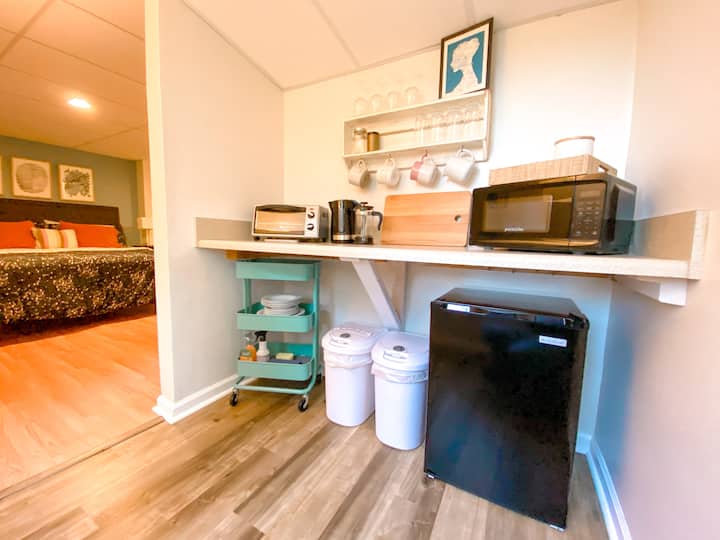 Spacious, Garden Suite W/ Private Porch - Asheville, NC