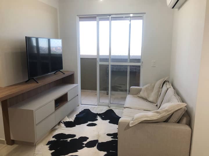 Novo - 100m Do Shopping Jl
Suite + 1 Quarto Casal - Cascavel