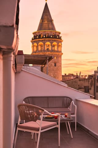 Urban Oasis: Duplex 3BR, 2BA, 2 Private Terraces