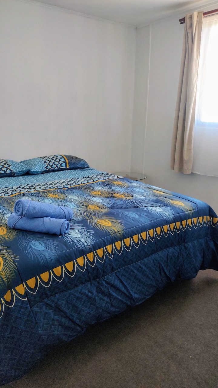 Chumba cha 1/kitanda cha watu wawili, meza za pembeni na kabati la nguo