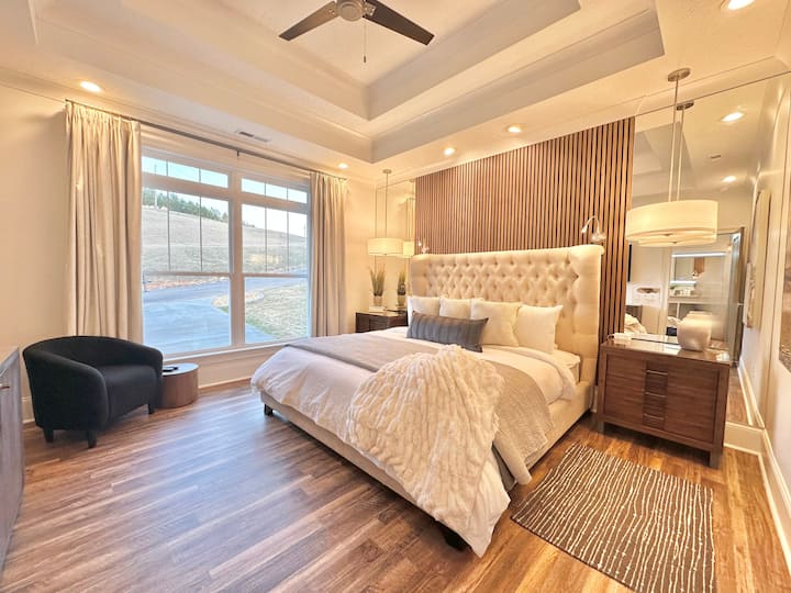 Main Level King Master ensuite – Sleeps 2