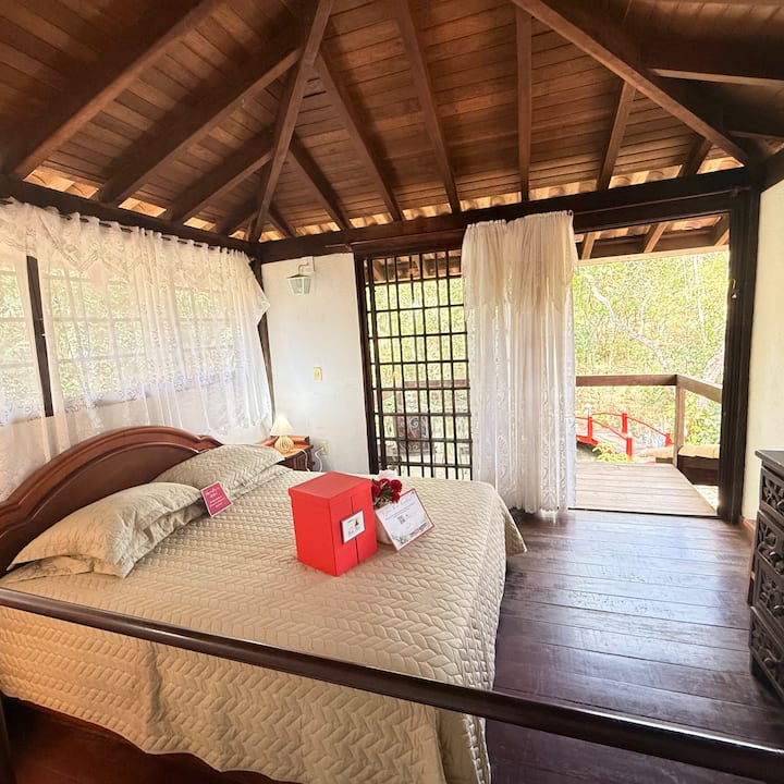 “ Cabana do amor” Beija Flor: Dhomë romantike  

- lart 
-me qasje në 
Shkallët 