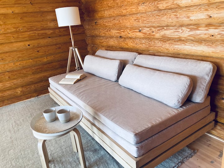 Sofa koja se lako pretvara u udoban bračni krevet širine 180 cm ili dva jednostruka kreveta širine 90 cm – savršeno za obitelji i prijatelje.