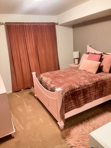 Cozy Home 10 minutes from DIA Airport gallery image 2