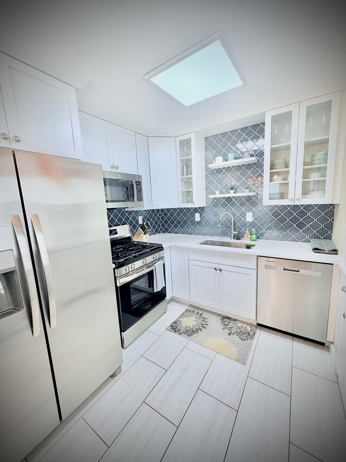 Full kitchen image 2