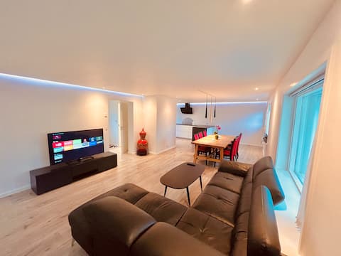 Large 4-room new house with pingpong room &gardens