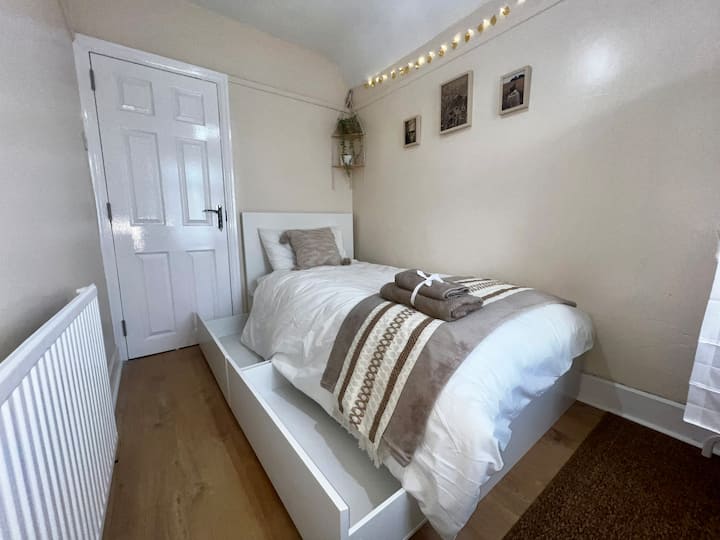 Dos grandes cajones de almacenamiento debajo de la cama.