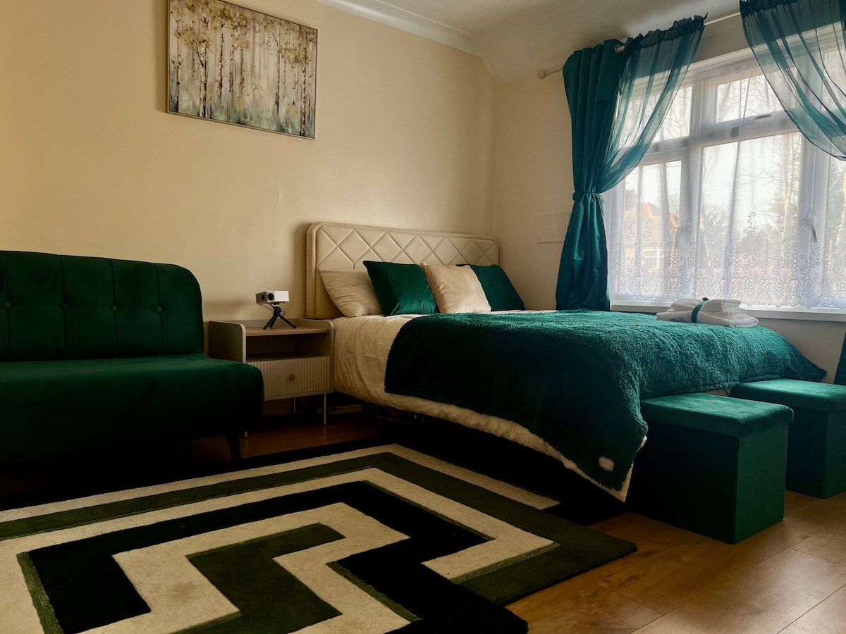 La habitación bellamente diseñada viene con un sofá, que se convierte en una segunda cama, para un huésped adicional.