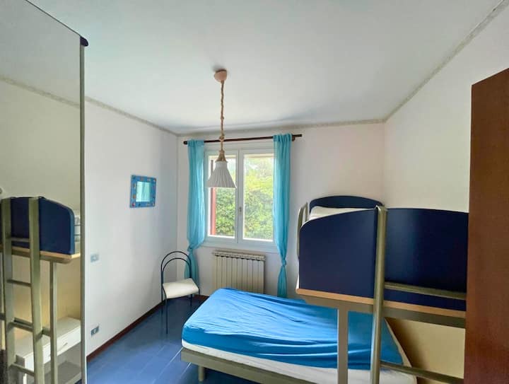 ნათელი ოთახი ორი ერთადგილიანი ორსართულიანი საწოლით, ფართო სამკარიანი გარდერობი და სრულმეტრაჟიანი სარკე.