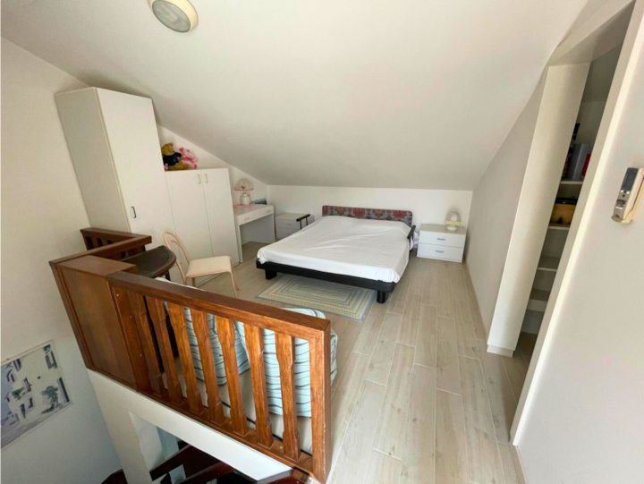 ორადგილიანი ოთახი სხვენში, პირდაპირი გასასვლელით კერძო ტერასაზე