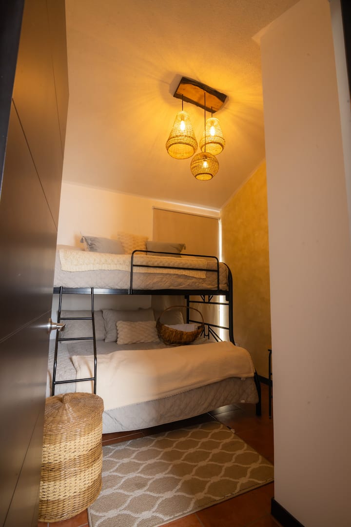 Está habitación cuenta con una litera, una cama matrimonial y la otra imperial. Además de un closet para poder acomodar tus pertenencias.