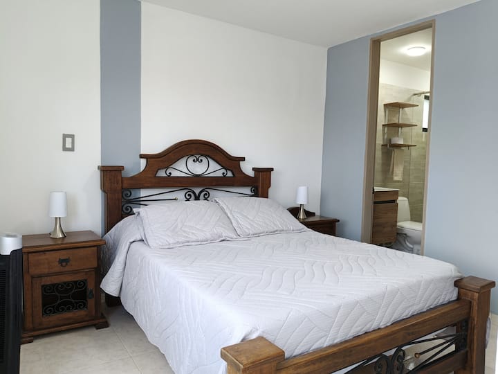 主卧配有标准双人床、2个床头柜、风扇、衣柜、电视、卫生间、美丽的景观和阳台！ 