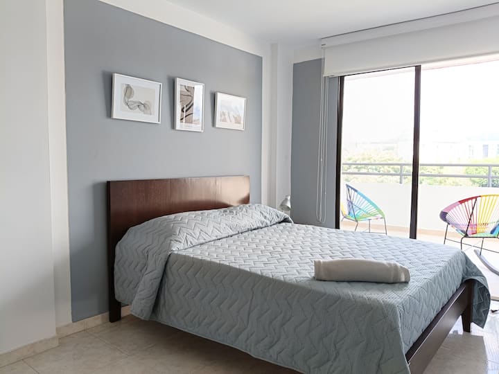 第二间卧室配备标准双人床、1个床头柜、风扇、衣柜、美丽的景观和阳台！ 