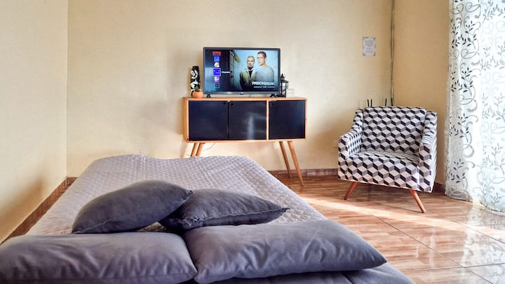 Имаме кауч на спуштање во дневната соба, што е можно да се вклучат до 2 дополнителни гости. (за дополнителен надоместок што треба да се договори)