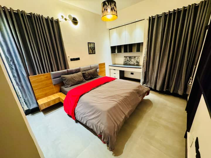 Удобна и стилска спална соба со удобен кревет, чиста постелнина, клима уред, гардеробер, ламби покрај креветот и завеси за затемнување. Совршено за мирни ноќи и мрзливи утра во целосна удобност.