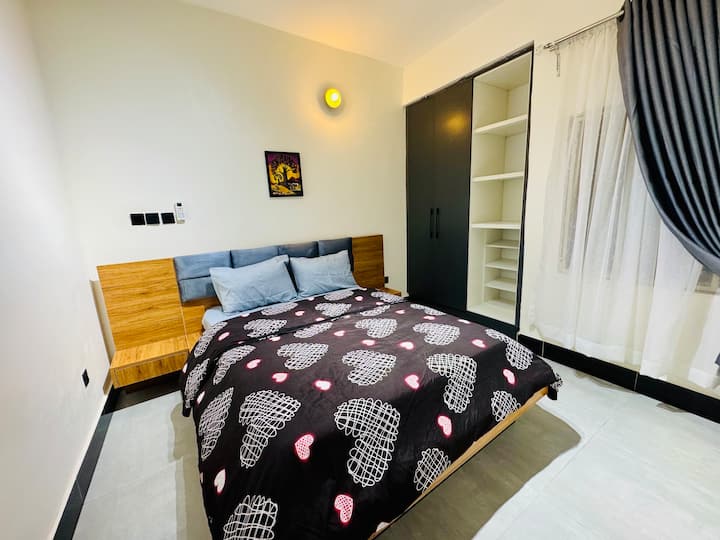 Удобна и стилска спална соба со удобен кревет, чиста постелнина, клима уред, гардеробер, ламби покрај креветот и завеси за затемнување. Совршено за мирни ноќи и мрзливи утра во целосна удобност.