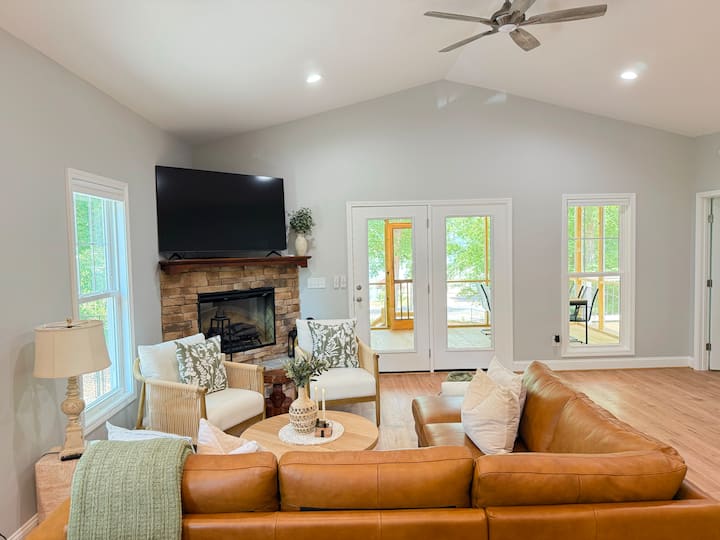 Stylish Lake Getaway: Kayaks •Foosball •Ping Pong - Morrow Mountain State Park, Albemarle