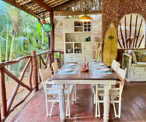 Beach Bum Cottage - Pool, AC, WiFi, Jungle Oasis