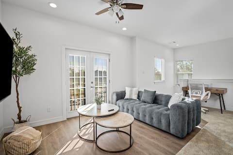 Top Airbnb: New Build: B: 1BR/1BA Modern Condo in Houston in Acres Home