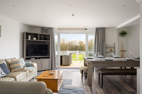 Green Haven | Cotswold Lakehouse + Games + Views