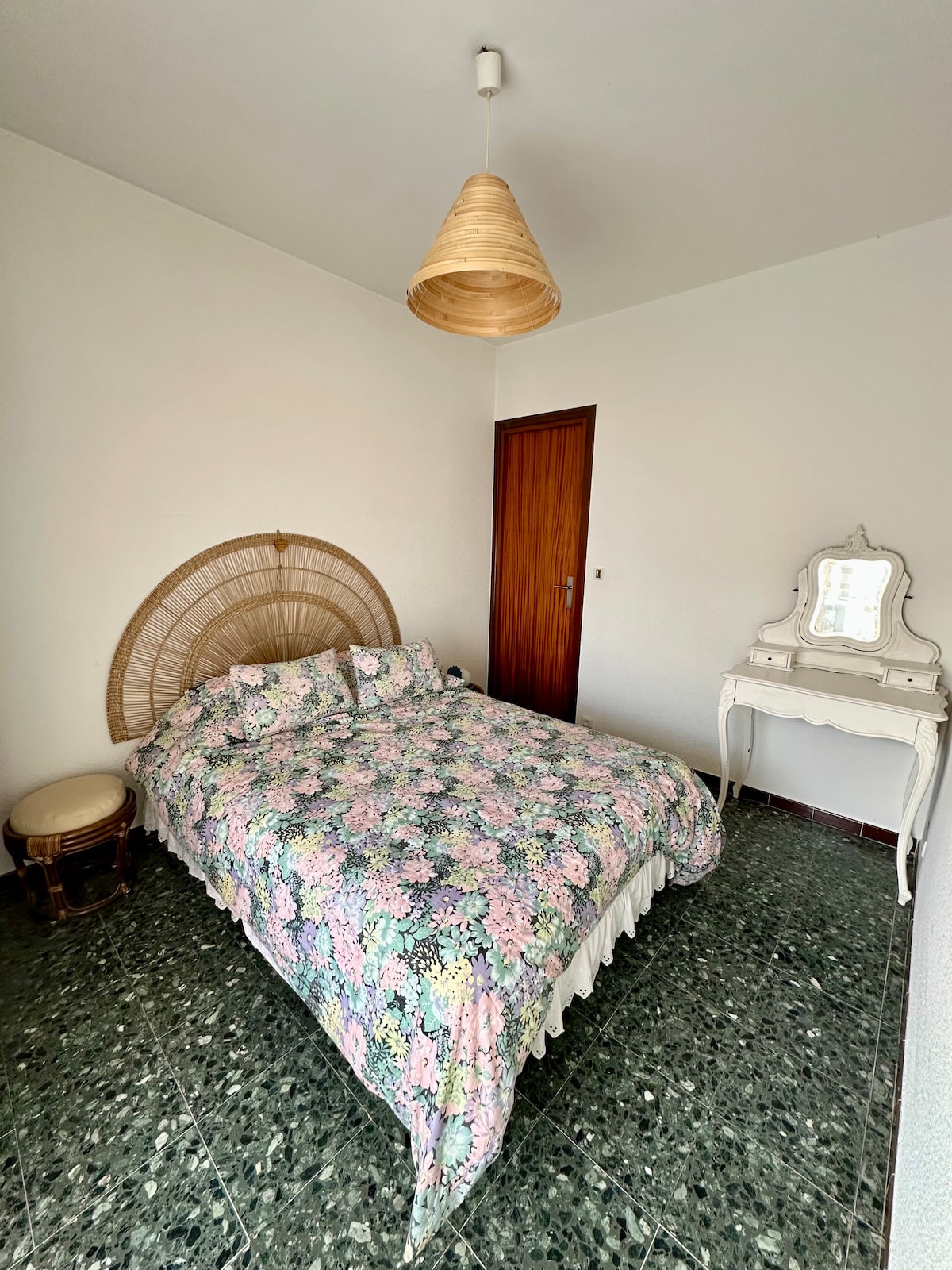 ห้องสว่างมากด้านหลังขวา คุณมีทางเข้าห้องน้ำโดยตรงมีตู้เสื้อผ้าขนาดใหญ่สำหรับเก็บเสื้อผ้า