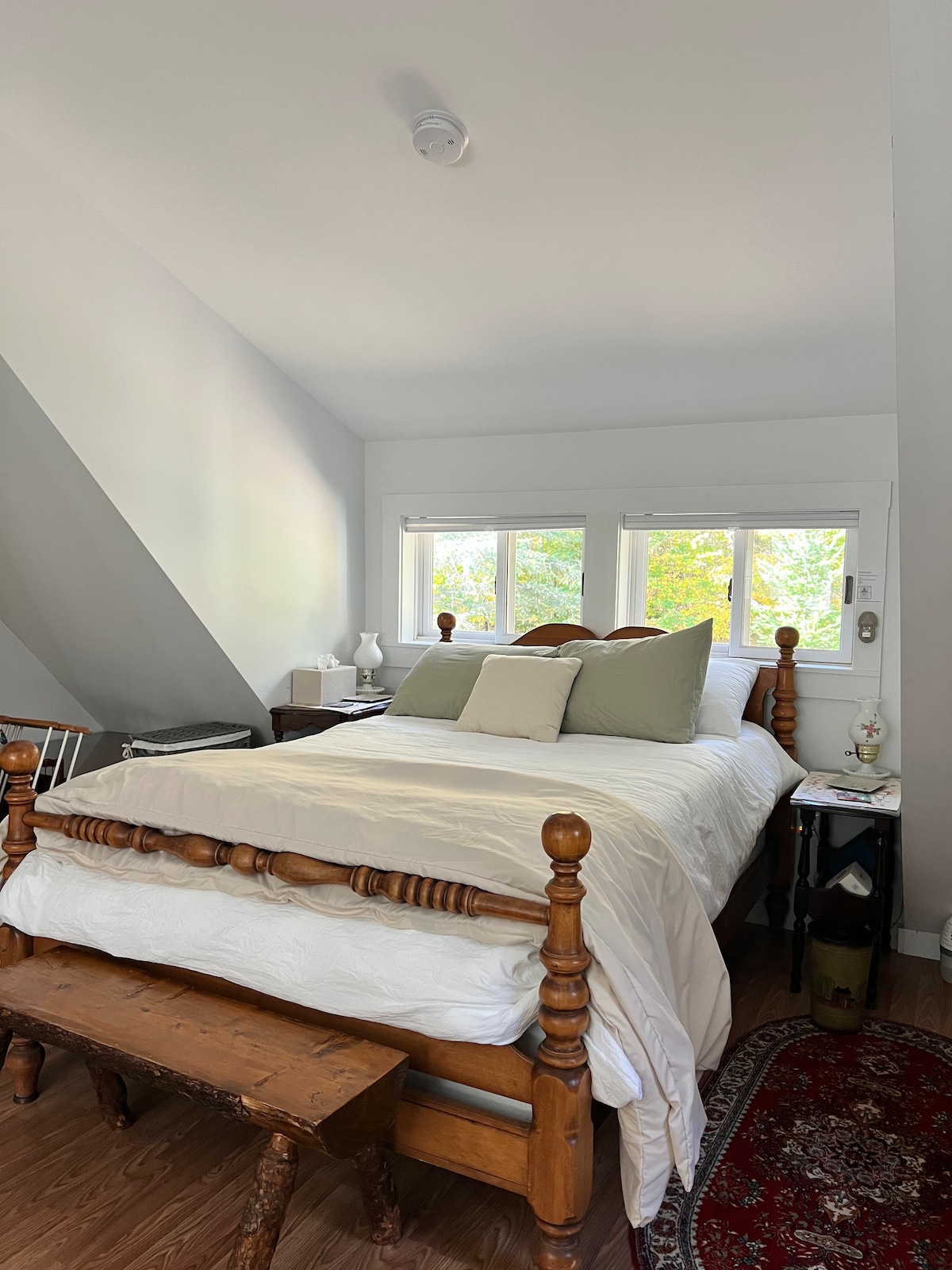 Een eenpersoonsbed, een tweepersoonsbed en een half bad bevinden zich op de bovenste verdieping. Er is een bevestigde veiligheidshek bovenaan de trap, evenals toegang tot het bovendek (bovendek is een afgeschermde veranda tijdens de lente/zomermaanden)