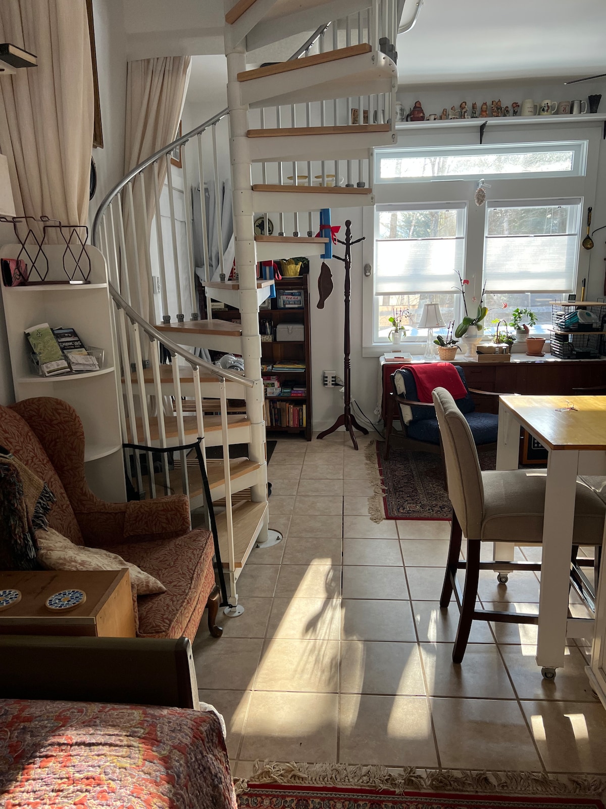 Wenteltrap leidt naar slaapkamer op de tweede verdieping met 1/2 badkamer. 