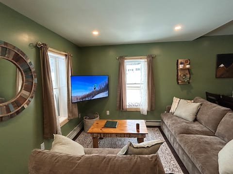 Green Pine Getaway King Bed 2 Bath near Jay Peak!