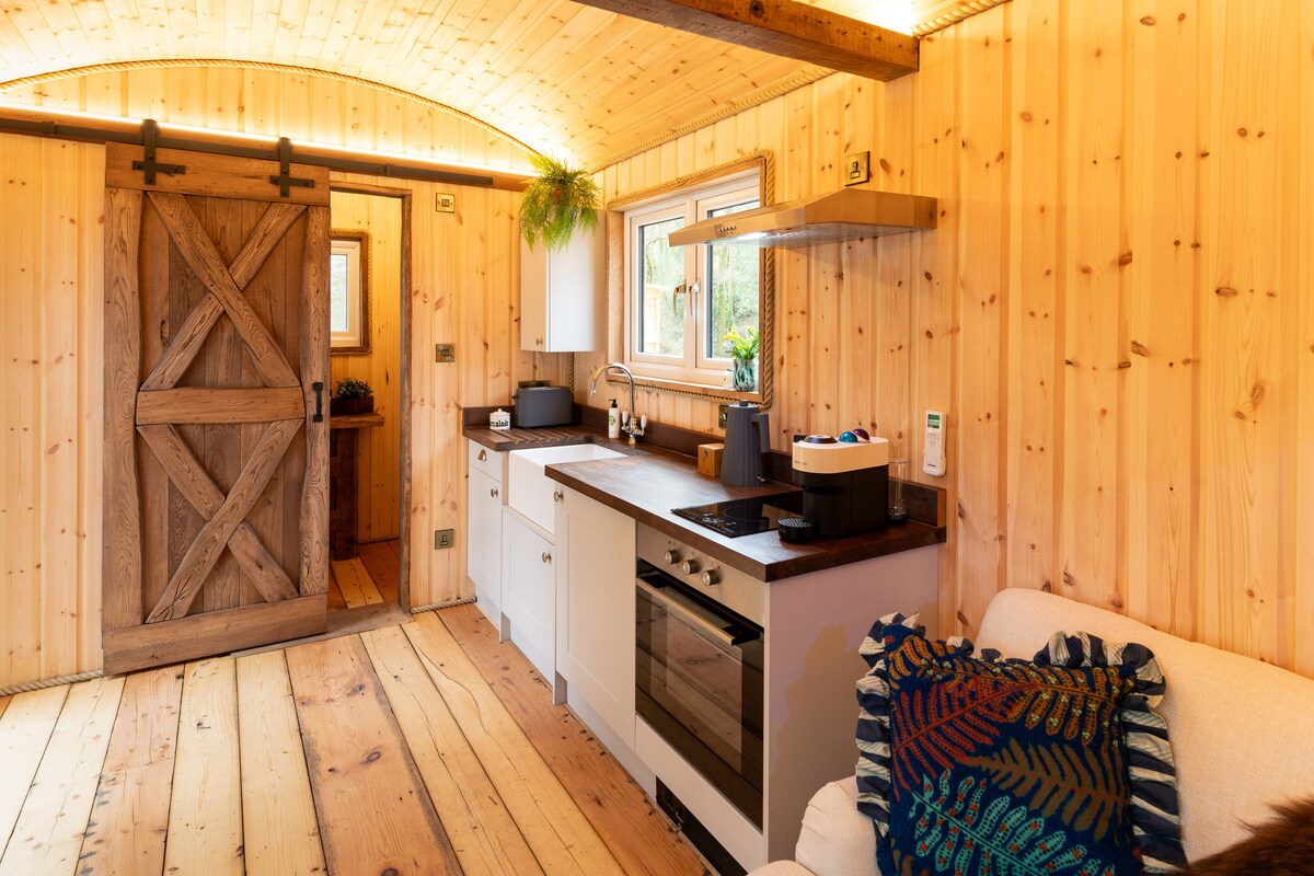 Popular Airbnb listing: Shepherds Hut/Hot tub/Lyme Regis in Lyme Regis