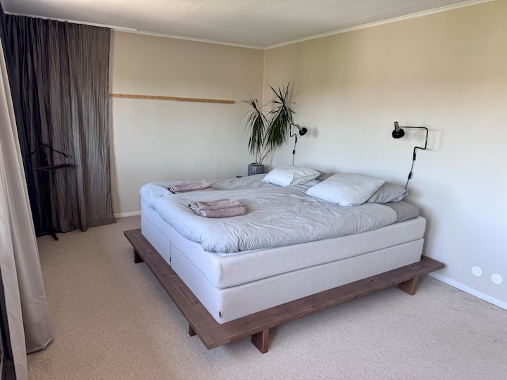Krevat dopio 180×200 cm.

Nëse të duhen më shumë vende për të fjetur, ka shumë hapësirë në dhomë. Kemi një krevat/krevat fëmijësh udhëtimi, një dyshek me ajër (152×200 cm) dhe një krevat tek (90×200 cm) nga dhoma e gjumit 3 që mund të zhvendoset. Na thuaj në momentin e prenotimit nëse dëshiron këtë.
