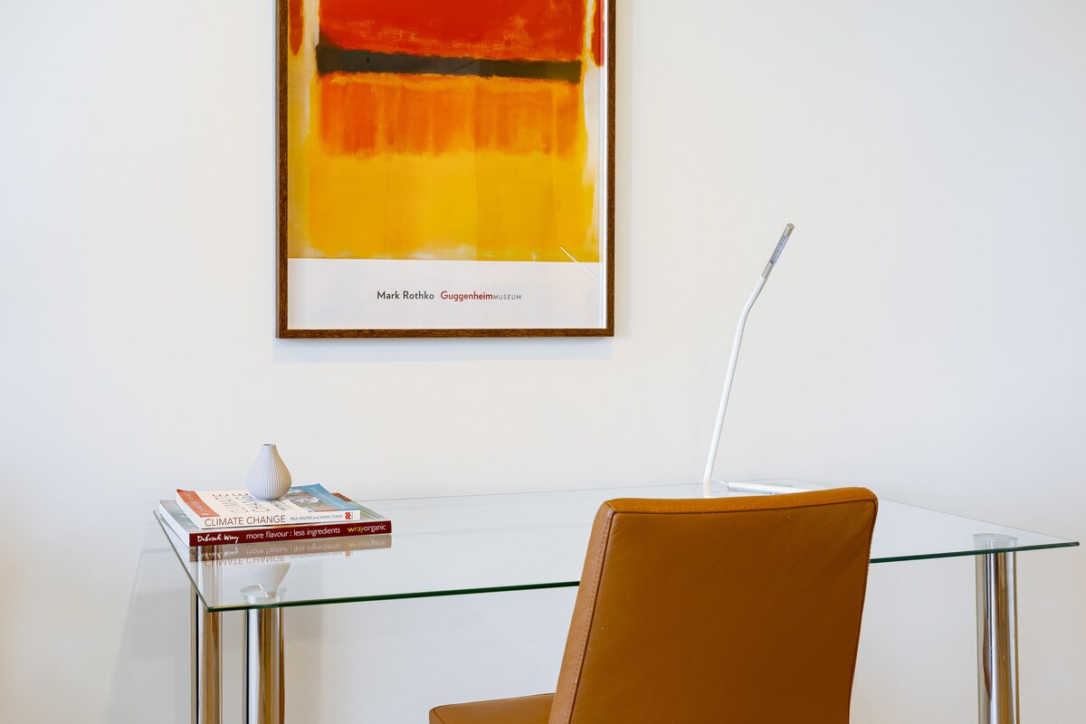 Top Airbnb: Scenic Views of Black Mountain + Gym, Pool and Spa in Phillip