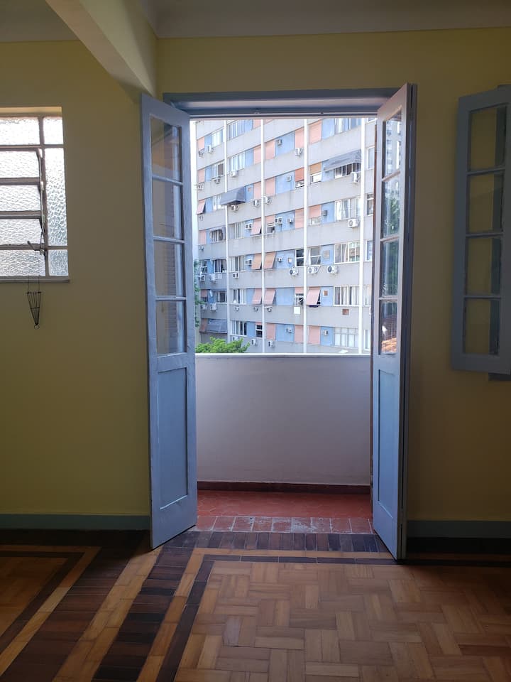 puerta del pequeño balcón de la sala de estar. La vista desde el balcón es amplia.