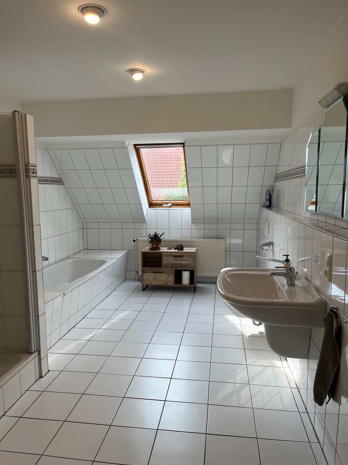Spacious and bright apartment with an area of ​​135 sq. m. m with fenced garden