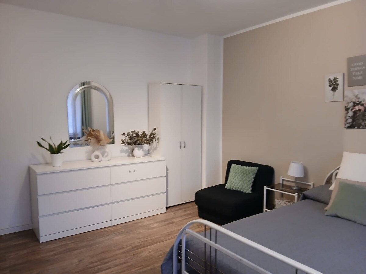 Двойното легло е с размери 140x200 см. Тук могат да спят 2 - ма души.