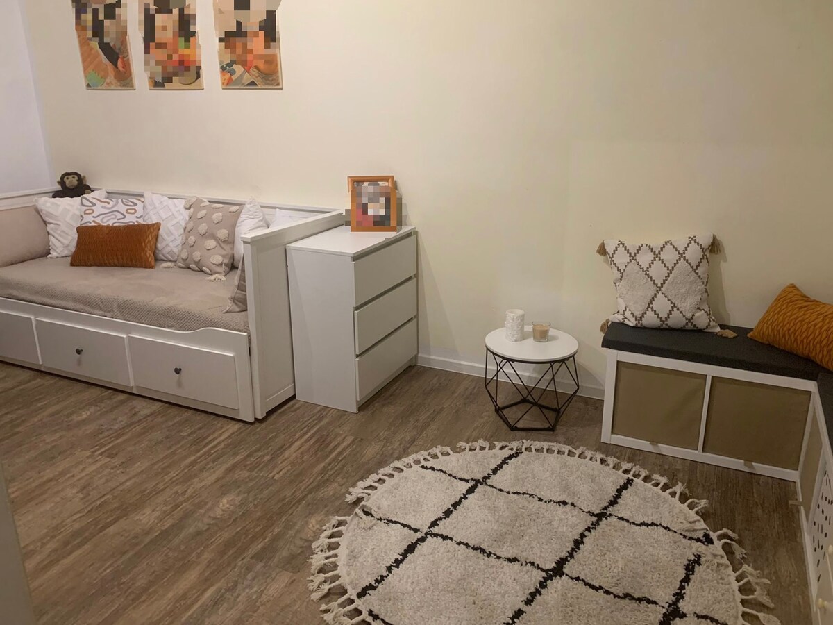 Леглото е 90х200 см. Тя обаче може да се удължава и се превръща в двойно легло с ширина 180 см. 