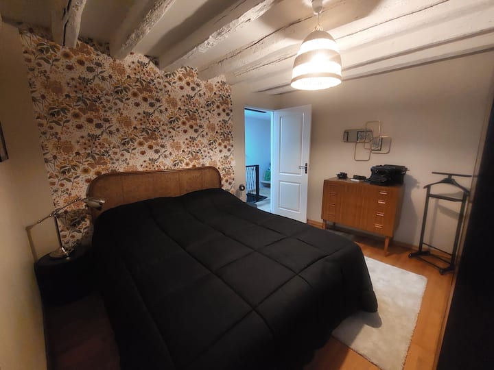 Кревет во гостинска соба 160x200, нов хотелски асортиман за постелнина.