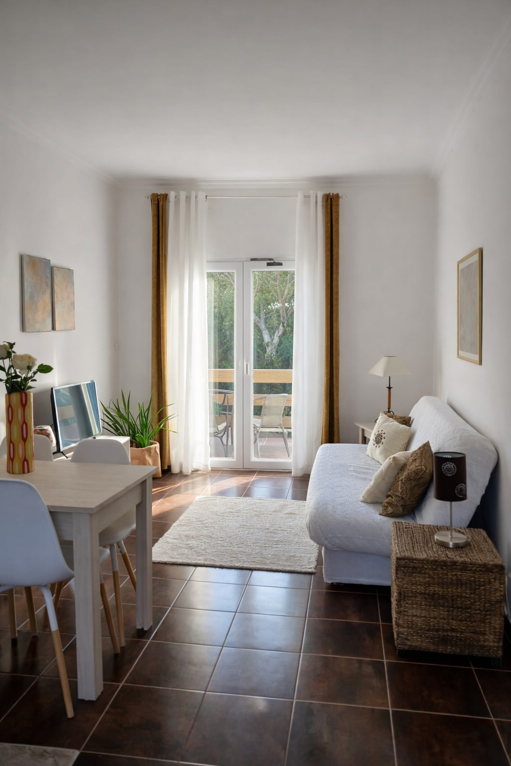 Sala de estar luminosa, confortável e em ligação direta com o exterior.