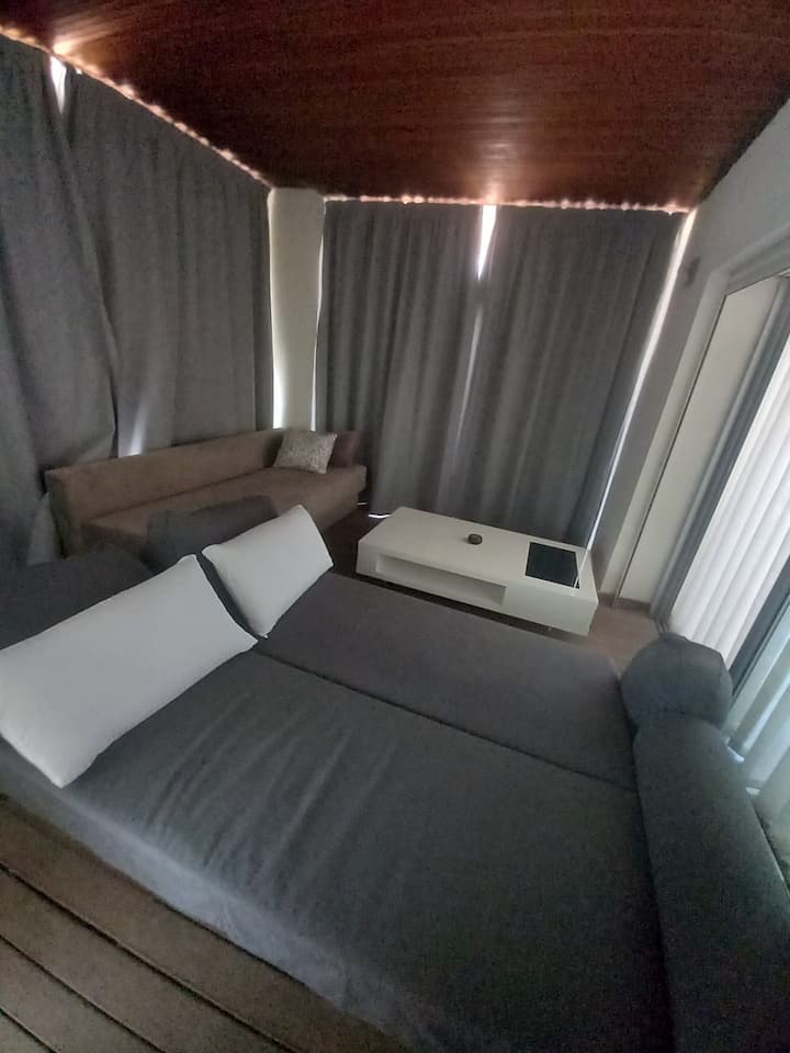 Terasse convertie en chambre avec deux canapé lits 