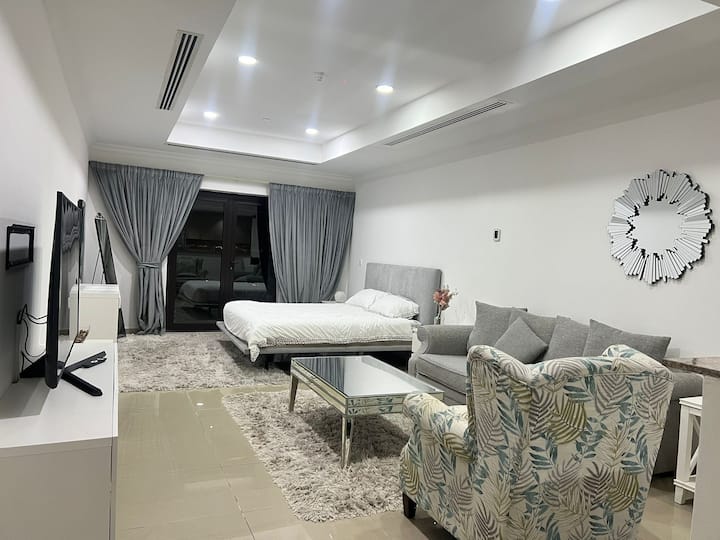 Pleasantly Balmy Studio - Doha