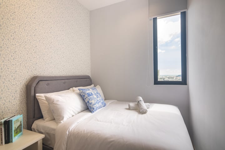 El dormitorio cuenta con un cómodo colchón King Koil Trizone Support Bed, 4 almohadas de alta calidad, sábanas frescas, amplio espacio de almacenamiento y cortinas opacas para una estadía tranquila con la máxima comodidad. ¡Perfecto para un buen descanso después de un largo día!