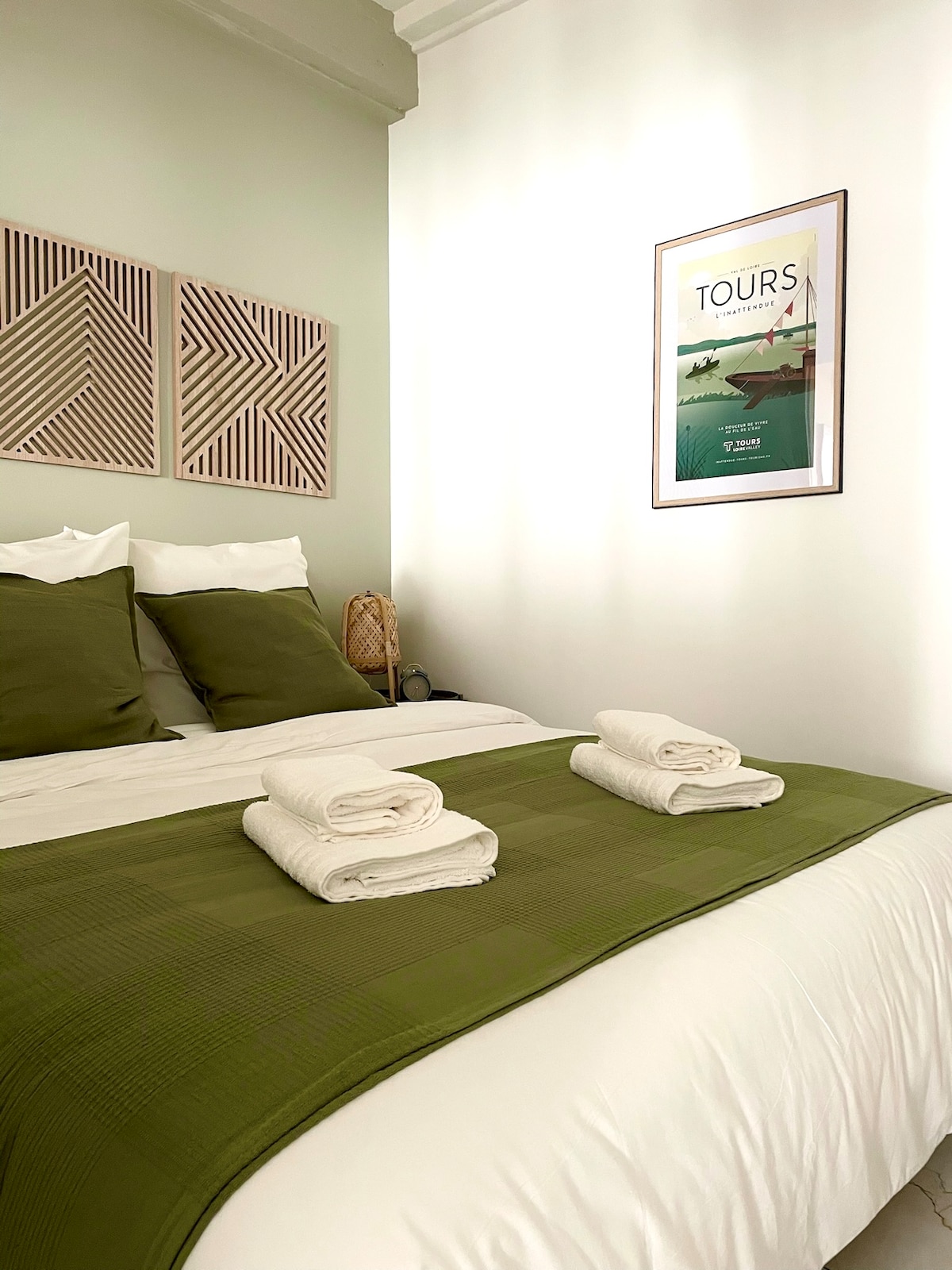 Nous mettons à disposition une grande serviette de bain et une moyenne serviette de bain pour chaque voyageur.