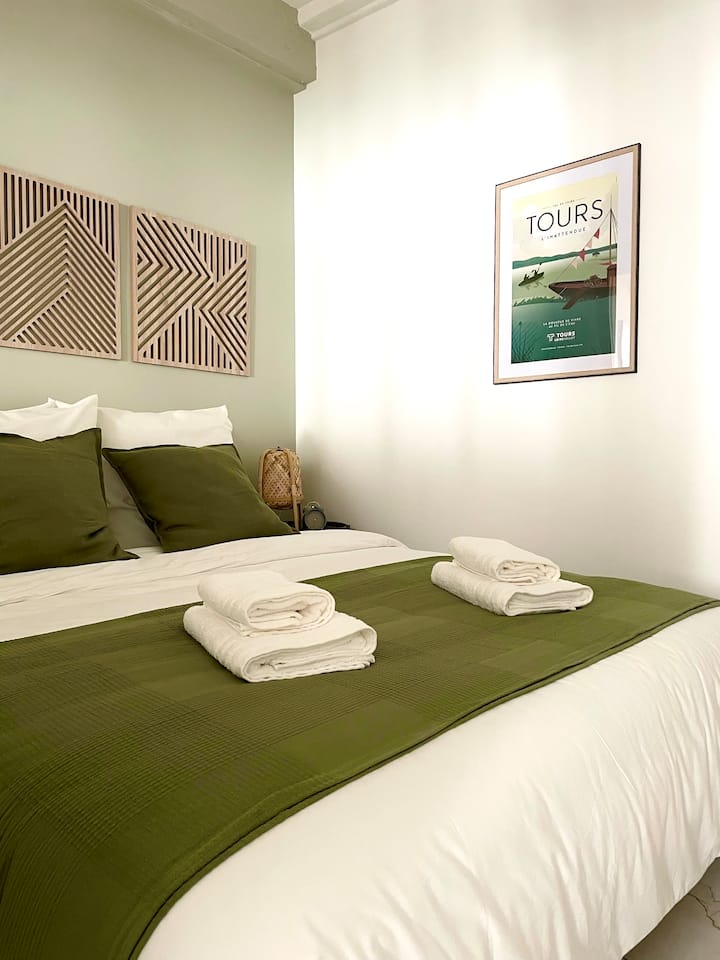 Nous mettons à disposition une grande serviette de bain et une moyenne serviette de bain pour chaque voyageur.