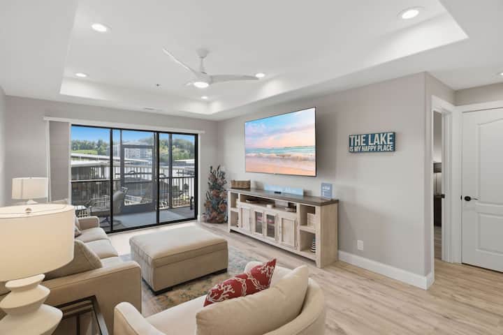 100% Renovated | Lakefront | Pool | Elevator | - Lake Ozark, MO