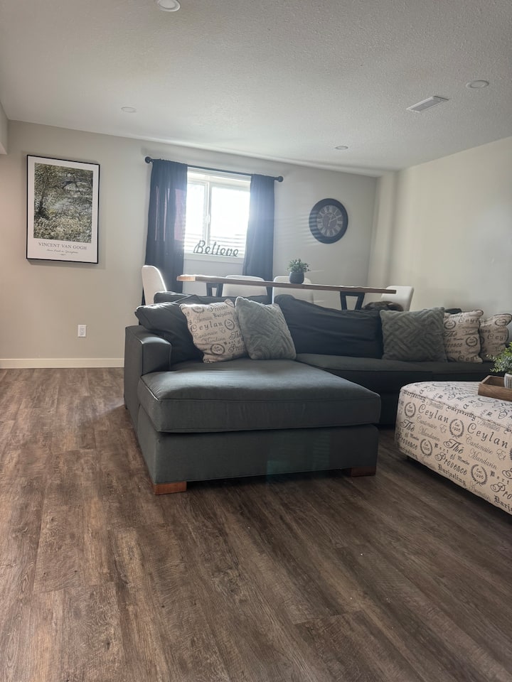 Retreat On Lakemount. 2 Br Basement Suite - 레스브리지