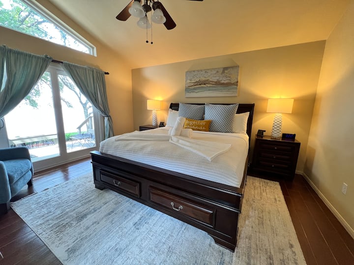 Შეარჩიეთ სიმშვიდე ამ ლამაზად მოწყობილ საძინებელში, რომელშიც დგას ლუქს-კლასის საწოლი, თაღოვანი ჭერი და ბუნებრივი განათება. Გააღვიძეთ ტბის განსაცვიფრებელი ხედები შუშის დიდ გასრიალებულ კარებში, რომელსაც ცალკე გარე დასაჯდომი სივრცისკენ მივყავართ.