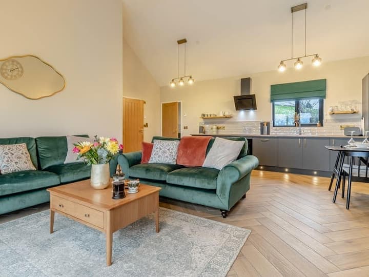 Root Lodge | Cosy Escape With Private Hot Tub - North Wales